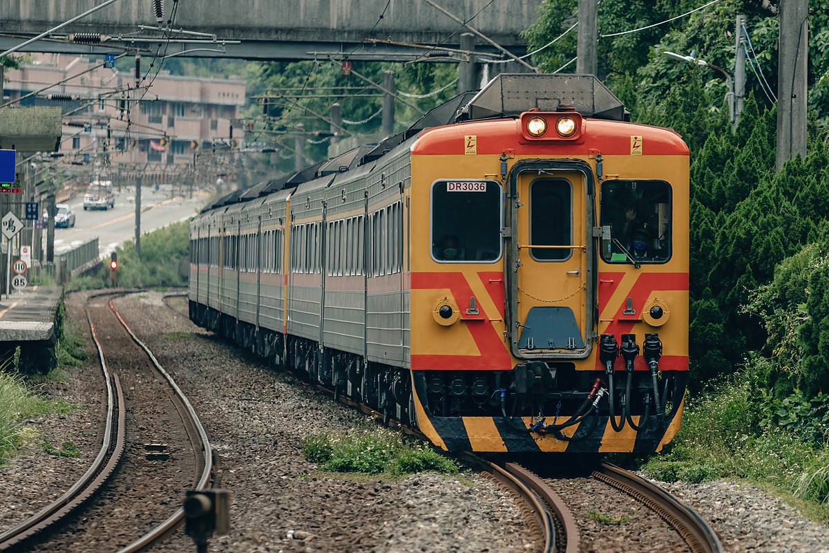Taiwan_Railways_Administration_DR3036_passing_Nuannuan_Station_20220812